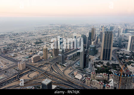 Dubai Financial District il 1° Interchange-Sheikh Zayed Road, la principale strada transitabile nel centro cittadino di Dubai, Dubai negli Emirati Arabi Uniti (EAU) Foto Stock