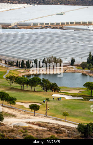 Bonalba golf resort e urbanizzazione con circostante ricoperto di plastica farmland, Mutxamel, Alicante, Costa Banca, Spagna Foto Stock