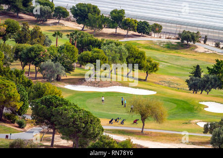 Bonalba golf resort e urbanizzazione con circostante ricoperto di plastica farmland, Mutxamel, Alicante, Costa Banca, Spagna Foto Stock