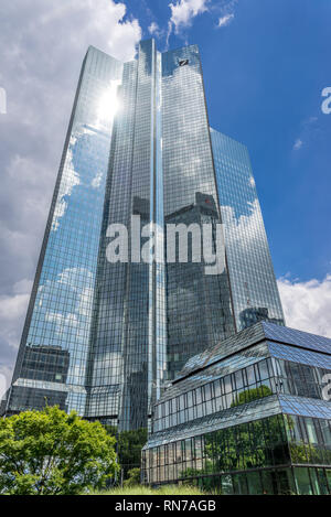 Francoforte, 26 luglio 2016. Edifici grattacielo paesaggio. Deutsche Bank Filiale complesso edilizio dalla fermata Taunusanlage street livello del terreno con cristal clou Foto Stock