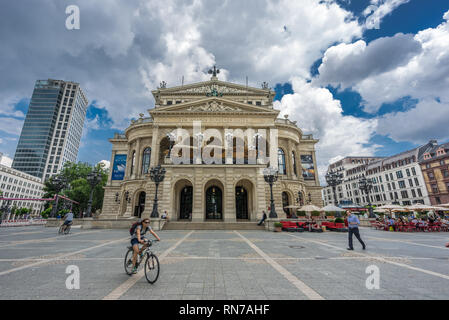 Frankfurt am Main, Germania - 26 Luglio 2016: Summer View di turisti e gente locale a piedi e in bicicletta equitazione a Opernplatz piazza davanti a vecchi O Foto Stock