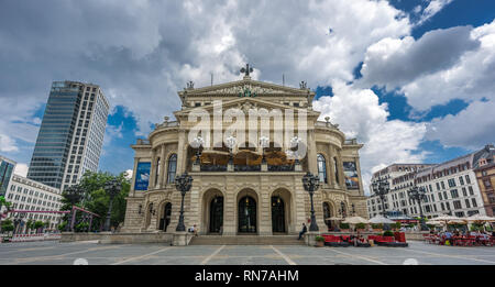 Frankfurt am Main, Germania - 26 Luglio 2016: vista panoramica di turisti e gente locale a Opernplatz piazza della Vecchia Opera house (Alte Opera) Foto Stock