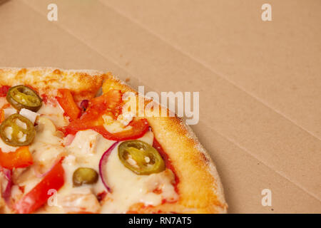 La Pizza in cartone scatola di consegna. Il fast food concept. Food texture di sfondo. spazio copia Foto Stock