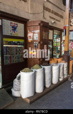 Sacchi di essiccato profumati petali di fiore, Arabian spezie fresche noce moscata e altre spezie in vendita nella Old Spice Souk di Deira in Dubai nel Regno Ar Foto Stock