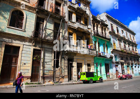 L'Avana, Cuba - Gennaio 10, 2019: auto d'epoca si muovono su strade di l'Avana colorati. Una grande varietà di vecchie automobili esistono a Cuba. Per le strade di automobili Foto Stock