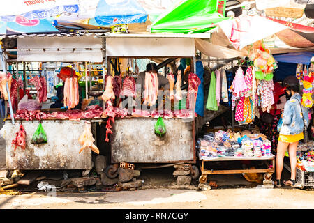 Phu Quoc Island, Vietnam - 26 Febbraio 2018: Street donna fornitori vendono carne sul tradizionale mercato alimentare Foto Stock