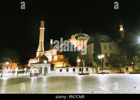 Istanbul, Turchia- Settembre 20, 2017: vista notturna di Hagia Sophia, uno dei principali monumenti di Istanbul, nel quartiere di Fatih, con venditore ambulante Foto Stock