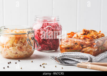 Kimchi coreano cavolo, barbabietole e crauti crauti in vasetti di vetro, sfondo bianco. Probiotici food concept. Foto Stock