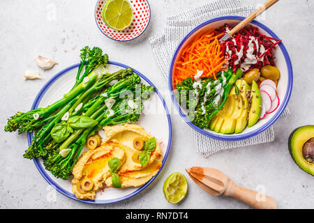 Pranzo vegano concetto. Rainbow insalata di verdure e broccolini con hummus, vista dall'alto. Foto Stock