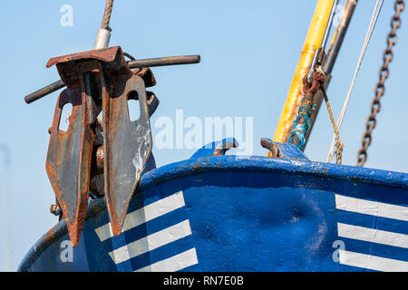 Archetto con ancora la pesca dei gamberetti nave nel porto olandese Lauwersoog Foto Stock