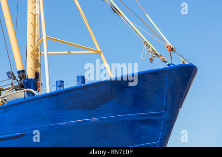 Bow la pesca dei gamberetti nave nel porto olandese Lauwersoog Foto Stock