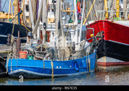 Gamberetti pescherecci nel porto olandese Lauwersoog Foto Stock