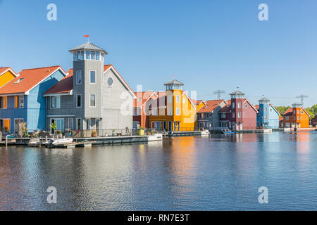 Waterfront con coloratissime case di legno in Olandese Reitdiep Harbour, Groningen Foto Stock