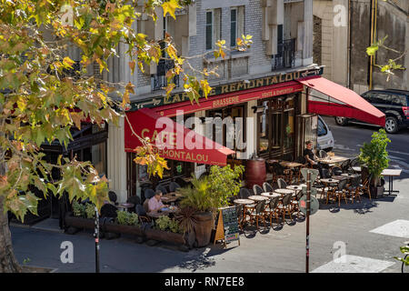 La gente seduta fuori nel sole a Le Remontalou, una brasserie , bistro su Avenue Daumesnil,Parigi Foto Stock