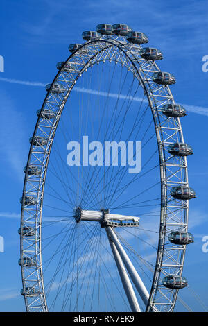 London Eye, ruota panoramica Ferris con cielo blu Foto Stock