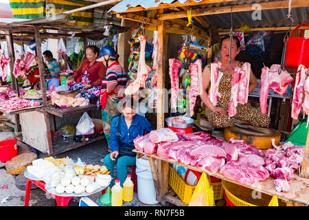 Phu Quoc Island, Vietnam - 26 Febbraio 2018: Street donna fornitori vendono carne sul tradizionale mercato alimentare Foto Stock