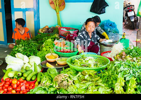 Il Vietnam, Phu Quoc Island, 26 Febbraio 2018: tradizionale mercato alimentare di vendere prodotti alimentari freschi e verdure Foto Stock