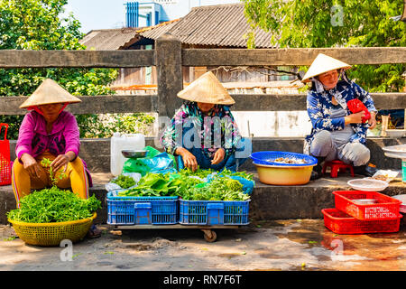 Il Vietnam, Phu Quoc Island, 26 Febbraio 2018: tradizionale mercato alimentare di vendere prodotti alimentari freschi e verdure Foto Stock