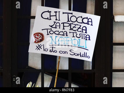 Una vista generale del flash mob al di fuori della pizzeria di Gino Sorbillo. Il gruppo è stato organizzato da un gruppo di pizzaioli come un segno di solidarietà dopo una bomba dove: Napoli, Italia Quando: 17 Gen 2019 Credit: IPA/WENN.com * * disponibile solo per la pubblicazione in UK, USA, Germania, Austria, Svizzera** Foto Stock