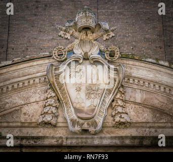 Alessandro VII lo stemma sulla parte esterna della chiesa di Santo Spirito in Sassia. Roma, Italia. Foto Stock