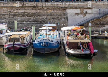 Canal barche ormeggiate sulla banchina a Porte de l'Arsenal, dove il Fiume Senna incontra il Canal Saint-Martin,Paris , Francia Foto Stock