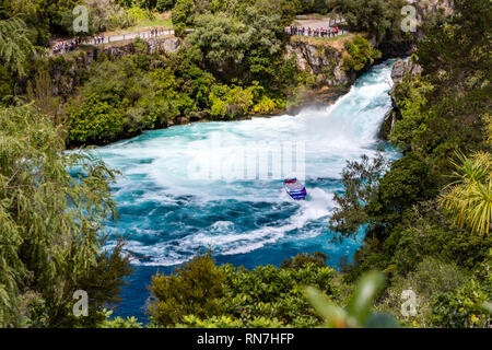 Taupo, Nuova Zelanda - 26 Aprile 2017: Avventura Turistica in Cascate Huka con Huka jet boat il più famoso iconico thriller attività in Taupo, Nuova Zelanda. Foto Stock