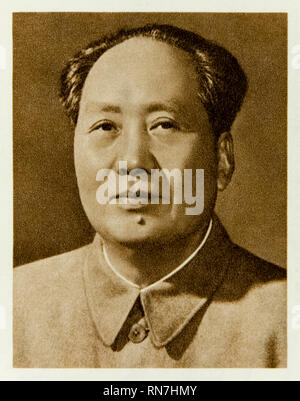 Ritratto del Presidente Mao da "Little Red Book' (citazioni di Mao Tse-tung) contenente dichiarazioni del padre fondatore della repubblica popolare di Cina, fotografia dalla prima edizione pubblicata nel 1964. Foto Stock
