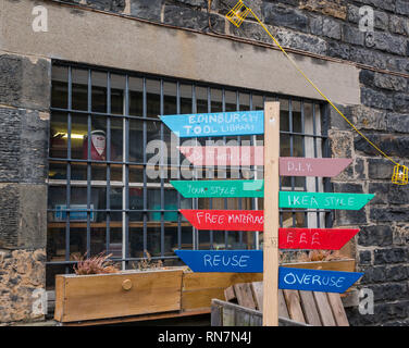 Strano scherzo indicazioni del cartello in legno, strumento di Edimburgo biblioteca, Lieth Custom House, Edimburgo, Scozia, Regno Unito Foto Stock