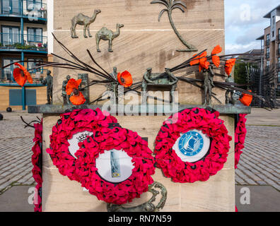 Merchant seamen memorial withpoppy ghirlande dallo scultore Jill Watson, Tower Place, Leith, Edimburgo, Scozia, Regno Unito Foto Stock