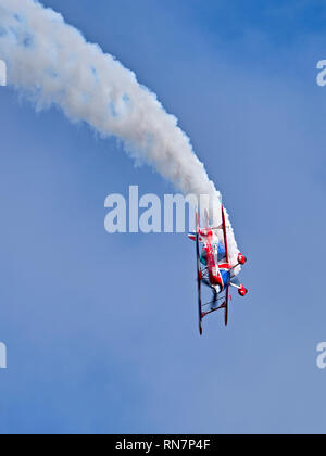 Ricca Goodwin suona presso un air show nel suo Pitts Special S-2S "muscolo" biplanare Foto Stock