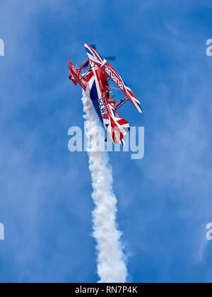 Ricca Goodwin suona presso un air show nel suo Pitts Special S-2S "muscolo" biplanare Foto Stock