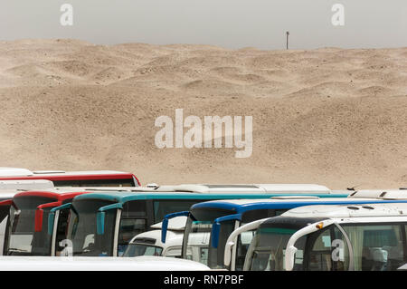 Saqqara, Egitto - 13 Aprile 2008: bus di turisti nel sito archeologico di Saqqara necropoli, Il Cairo, Egitto. Foto Stock