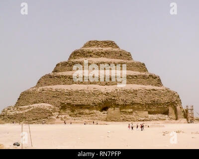 Saqqara, Egitto - 13 Aprile 2008: piramide di Djoser (piramide a gradini), nel sito archeologico della necropoli di Saqqara, il Cairo, Egitto. Foto Stock