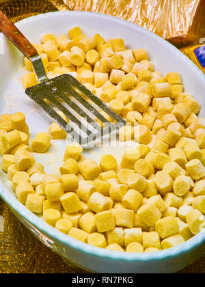 Gnocchi fatti in casa per la vendita in un negozio. La pasta fresca tipica della tradizione culinaria italiana. Foto Stock