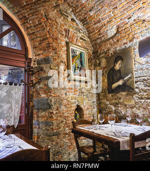 Bergamo, Italia - Gennaio 3, 2019. Sala da pranzo di una tipica trattoria italiana. Città Alta di Bergamo, Lombardia, Italia. Foto Stock