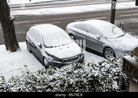 Strasburgo, Alsazia, Francia, snowy automobili parcheggiate sul marciapiede, Foto Stock