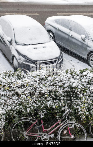 Strasburgo, Alsazia, Francia, snowy automobili parcheggiate sul marciapiede, bicicletta, Foto Stock