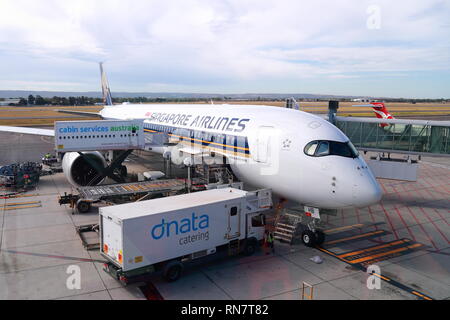 Singapore Airlines Airbus A350-900 9V-SHB al gate presso l'aeroporto di Adelaide, Australia del Sud Foto Stock