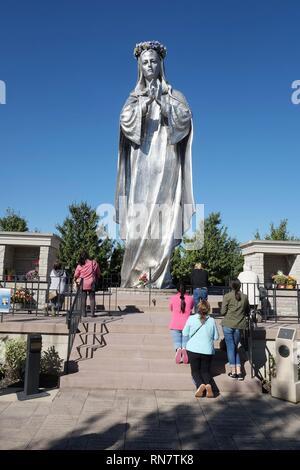 I visitatori del santuario della Passione di Cristo sono soddisfatte da un 33 piedi di altezza in acciaio inox statua della "Madonna del nuovo millennio". La statua è facilmente osservabile dalla U.S. Percorso 41 come veicoli viaggio verso nord e sud attraverso San Giovanni, Indiana. I 30 acri di santuario è un display multimediale, situato a circa 35 miglia a sud e ad est di Chicago, e rappresenta il culmine di dieci anni di attività del progetto il cui costo 10 milioni di dollari. Foto Stock