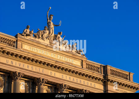Strasburgo, Alsazia, Francia, Palais Universitaire, palazzo universitario, frontone, Athena allegorica in gruppo di statue, nel tardo pomeriggio di luce, Foto Stock