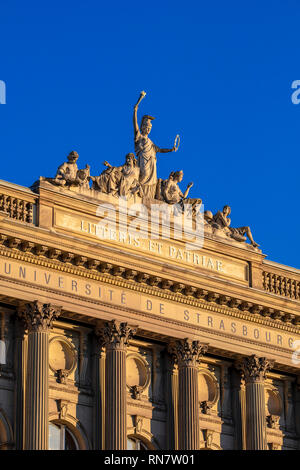Strasburgo, Alsazia, Francia, Palais Universitaire, palazzo universitario, frontone, Athena allegorica in gruppo di statue, nel tardo pomeriggio di luce, Foto Stock