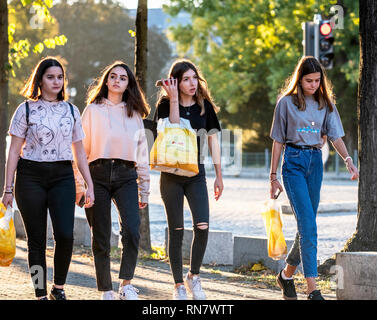 Strasburgo, Alsazia, Francia, Europa, gruppo di 4 ragazze adolescenti che camminano sul marciapiede, Foto Stock