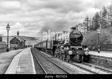 LMS Classe 6P, 4-6-0 n. 45596 Bahamas nostalgia treno a vapore escursione passando attraverso Garsdale stazione ferroviaria nel Nord Yorkshire Dales Foto Stock