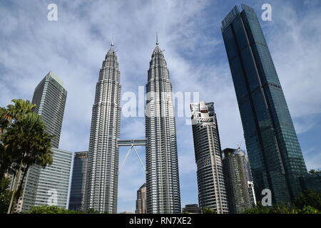 Petronas Towers e Four Seasons Hotel di Kuala Lumpur in Malesia Foto Stock