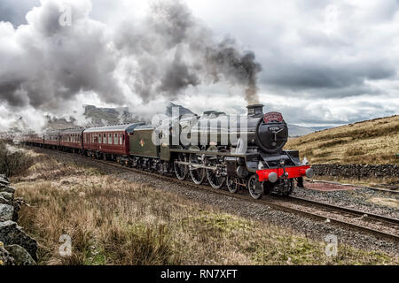 LMS Classe 6P, 4-6-0 n. 45596 Bahamas nostalgia treno a vapore escursione avvicinando Blea Moor nel Nord Yorkshire Dales Foto Stock