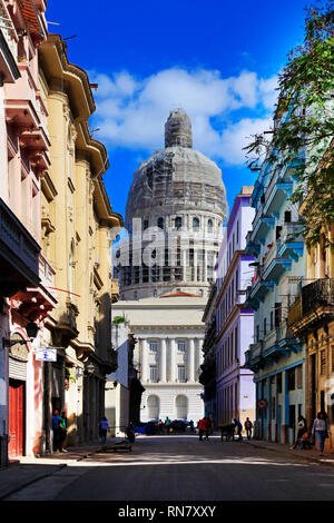 L'Avana, Cuba - Gennaio 11, 2019: Street in Havana con ex palazzo presidenziale cupola in background Foto Stock