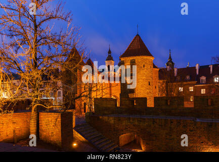 Le mura della città e il Barbican fortificazione di notte nella Città Vecchia di Varsavia in Polonia Foto Stock