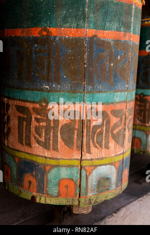 Il Nepal, Namche Bazaar, Gompa buddista vecchio, sbiadito tradizionale e dipinto ruota di preghiera Foto Stock