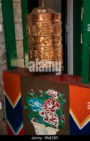 Il Nepal, Namche Bazaar, Gompa buddista moderno tradizionale di rame dipinto ruota di preghiera Foto Stock