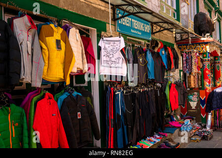 Il Nepal, Namche Bazaar, turismo, genuine e trekkers contraffatto marcia sulla vendita a Everest Trekking Shop Foto Stock